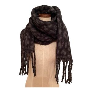 •Elegant Black Patterned Scarf